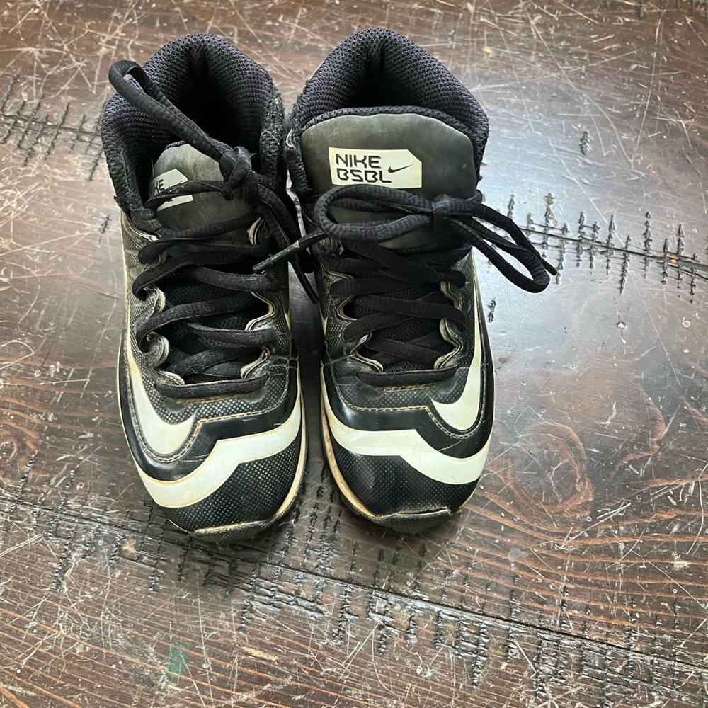 Nike Kids Black and White Baseball Cleats Sz 11C